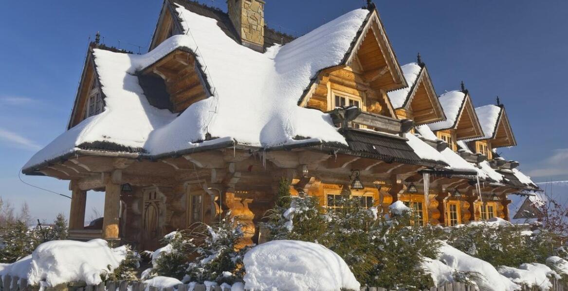 Jakie są różnice między domami całorocznymi a sezonowymi wybudowanymi z drewna?