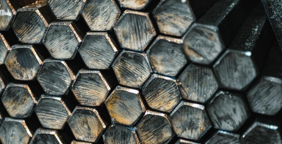 Jakie są kluczowe zalety stosowania prętów z tytanu w projektach inżynieryjnych?