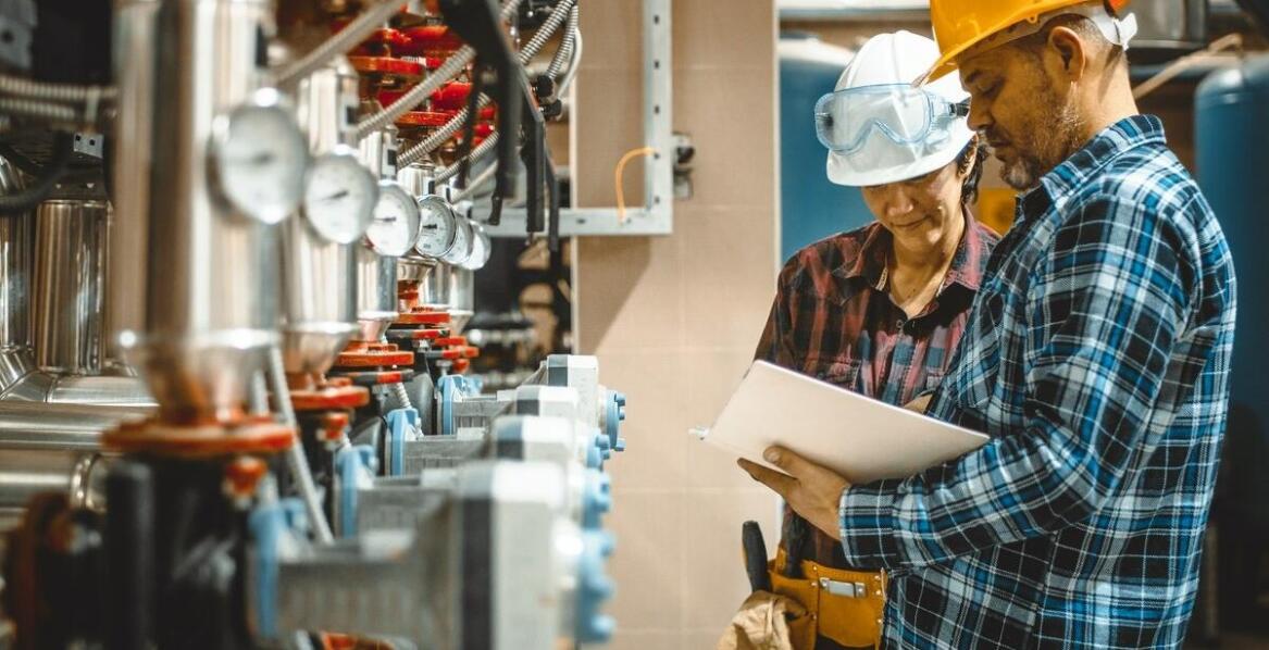 Jakie są etapy realizacji projektów instalacji przemysłowych?