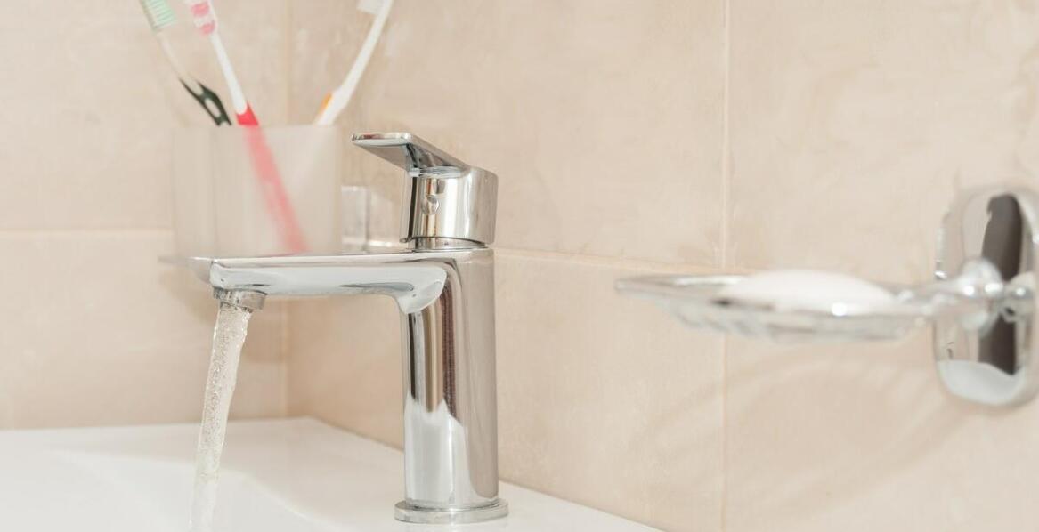 Jakie czynniki wpływają na trwałość implantów trzonowców?