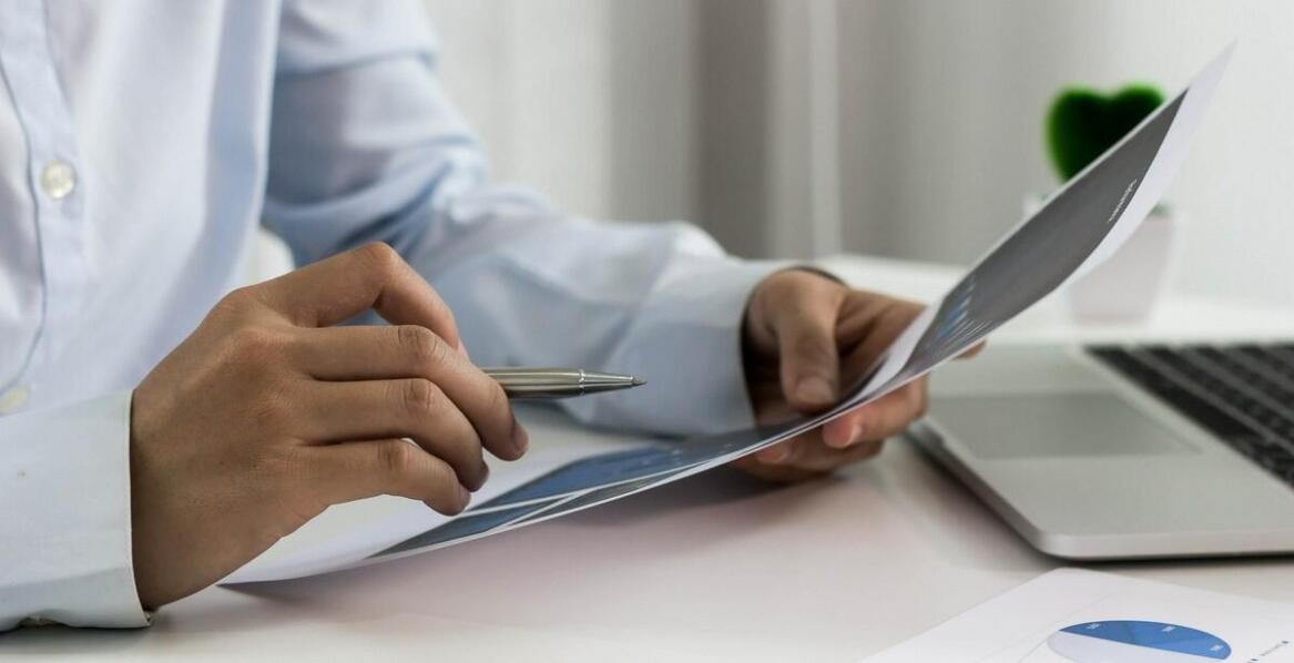 Jakie zmiany w przepisach dotyczących kadr i płac warto śledzić jako przedsiębiorca?