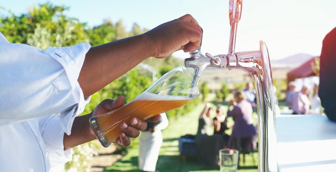 Mobilny bar na eventy – jak cena wpływa na wybór dostawcy?