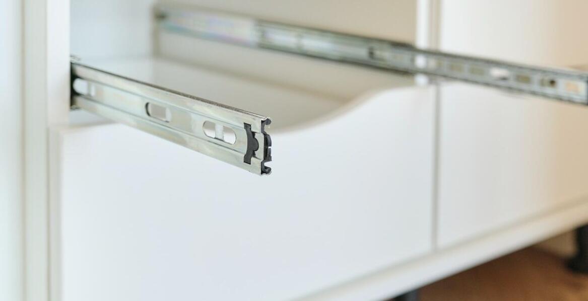 Zawias meblowy czarny – doskonałe rozwiązanie do mebli na wymiar