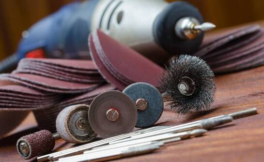 Jakie akcesoria wspierają pracę z wiertłami diamentowymi?