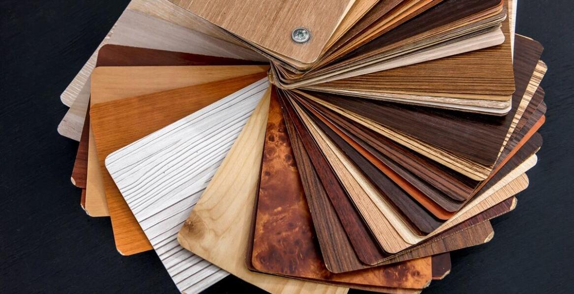 Plexi a poliwęglan - co wybrać do produkcji nowoczesnych mównic?