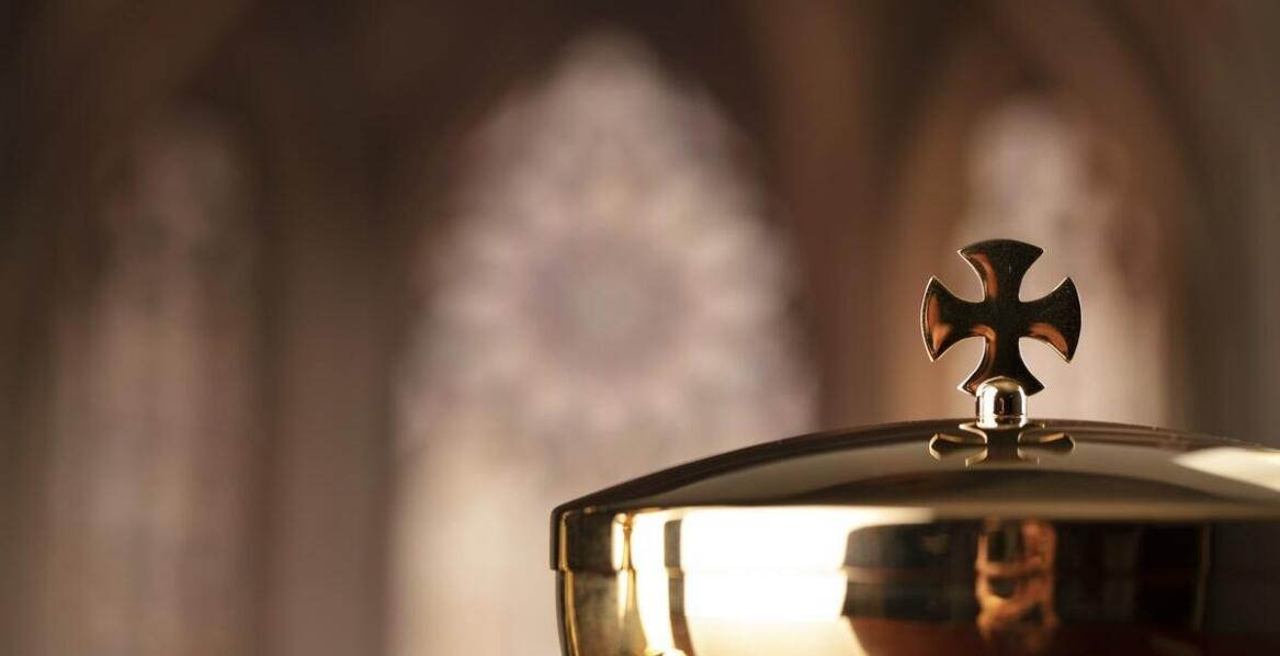 Wino mszalne a jego wpływ na celebracje eucharystyczne – co warto wiedzieć?