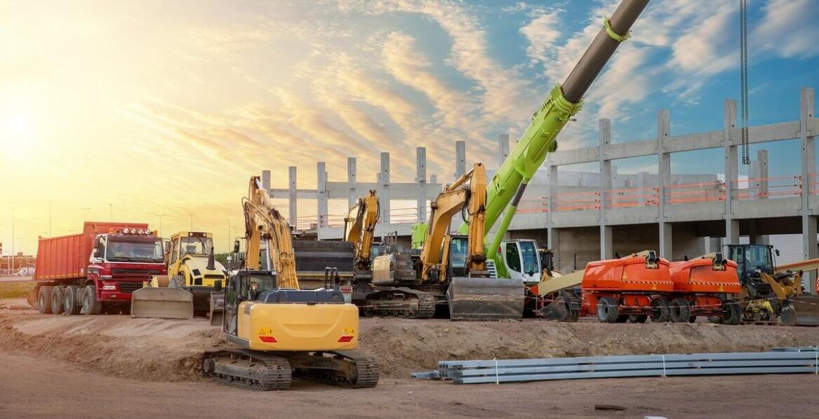 Jakie są różnice w specyfikacjach technicznych różnych modeli mini dźwigów?