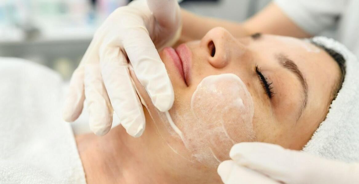 Jakie są najczęstsze zastosowania hydroksyapatytu wapnia w kosmetologii?