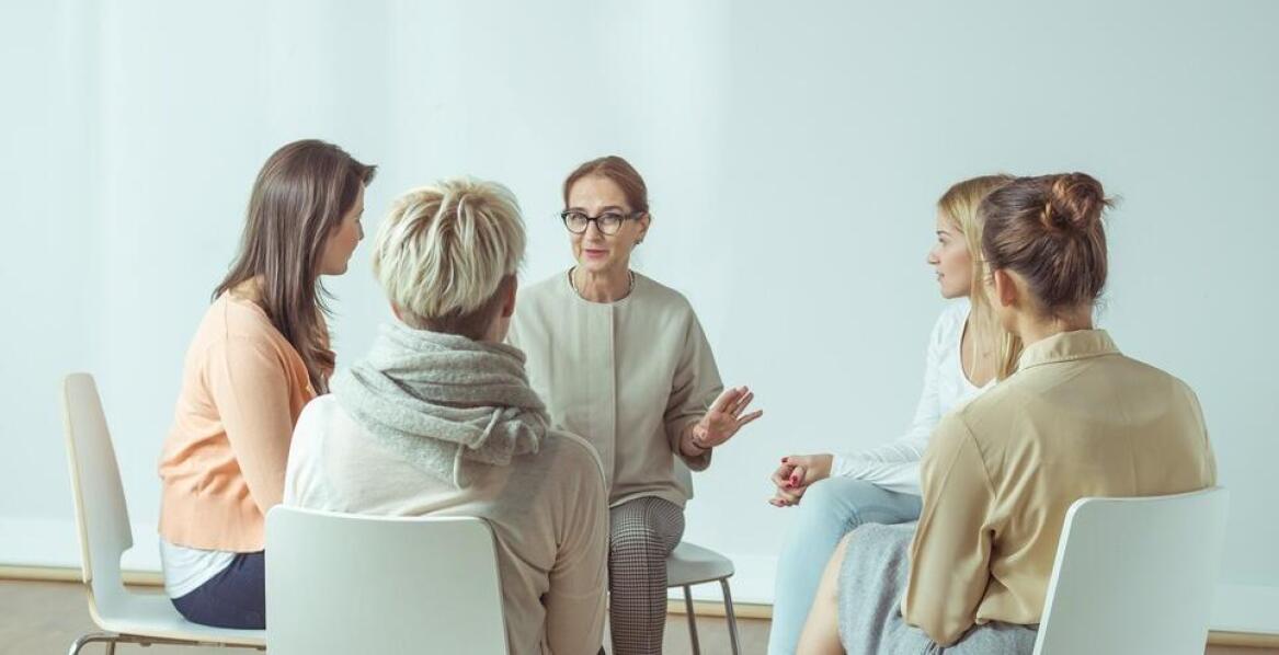 Psychoterapia grupowa czy indywidualna – co wybrać w leczeniu zaburzeń odżywiania?