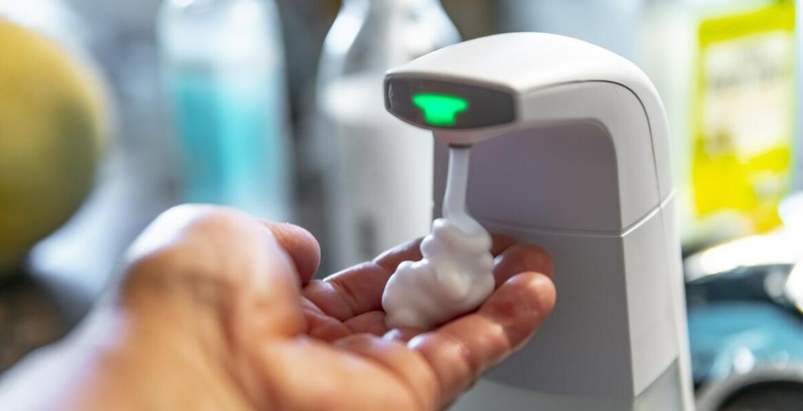 Ekologiczne zalety używania nowoczesnych dozowników do dezynfekcji