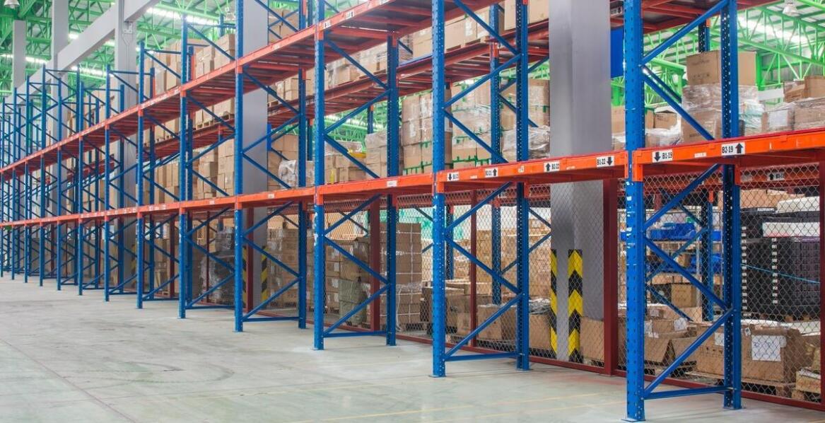 Składowanie towarów w magazynach wysokiego składowania – zalety i wyzwania