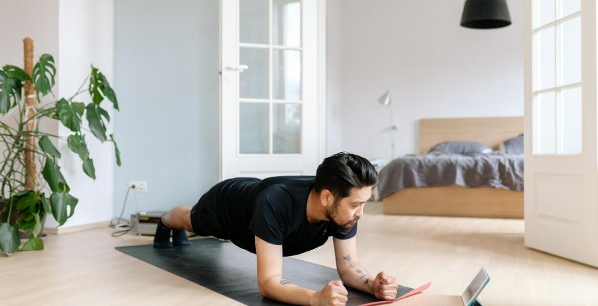 Jak joga online może pomóc w procesie odchudzania?