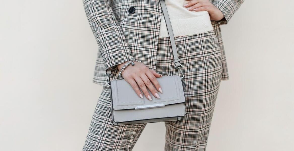 Jakie obuwie najlepiej pasuje do szerokich spodni damskich?