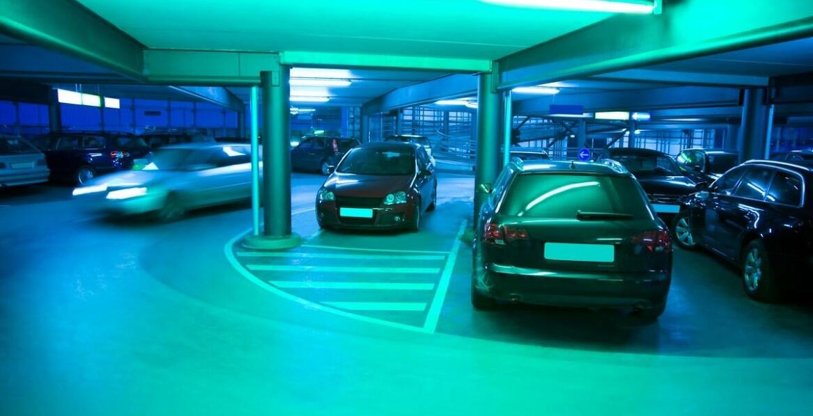 Systemy elektroniczne a poprawa kontroli wjazdu i wyjazdu z parkingów