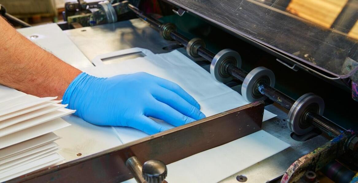 Dlaczego warto wybrać druk offsetowy do produkcji kopert firmowych?