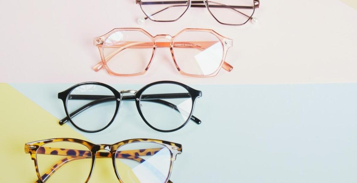 Jakie oprawki okularowe wybrać do pracy biurowej?