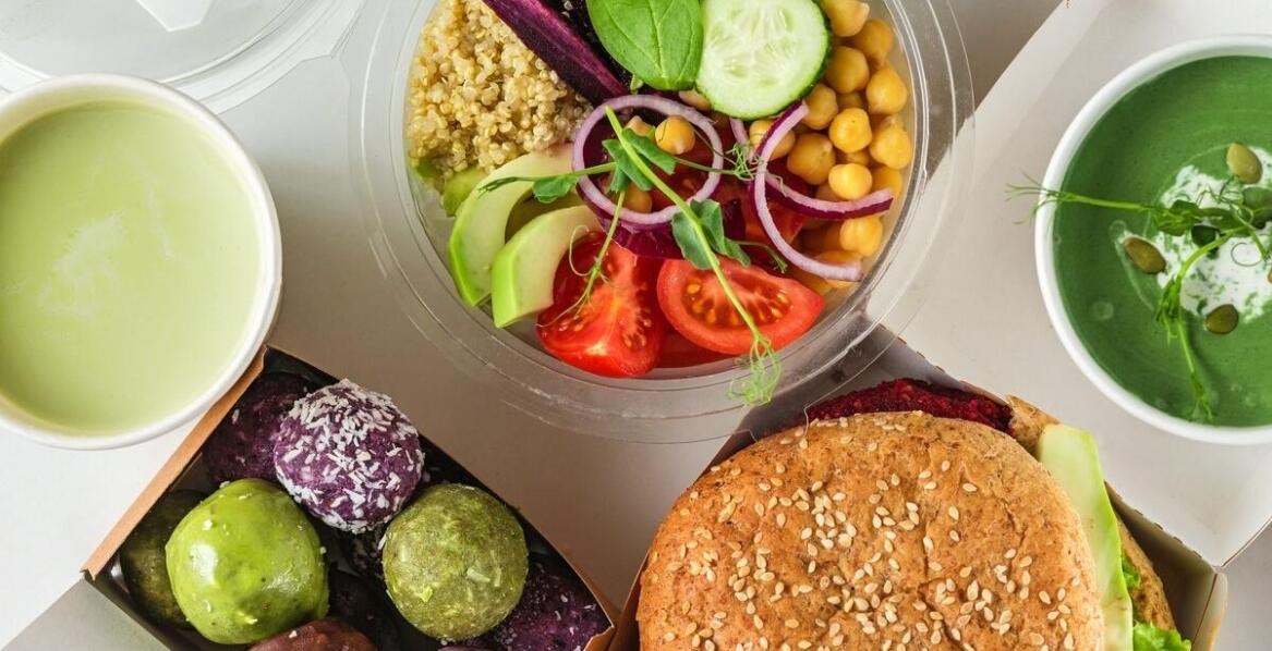 Jak catering pudełkowy dostosowuje menu do potrzeb klientów na Śląsku?