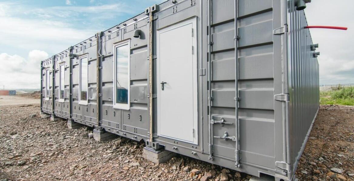 Jak wyposażyć kontener do spania, aby był funkcjonalny i wygodny?