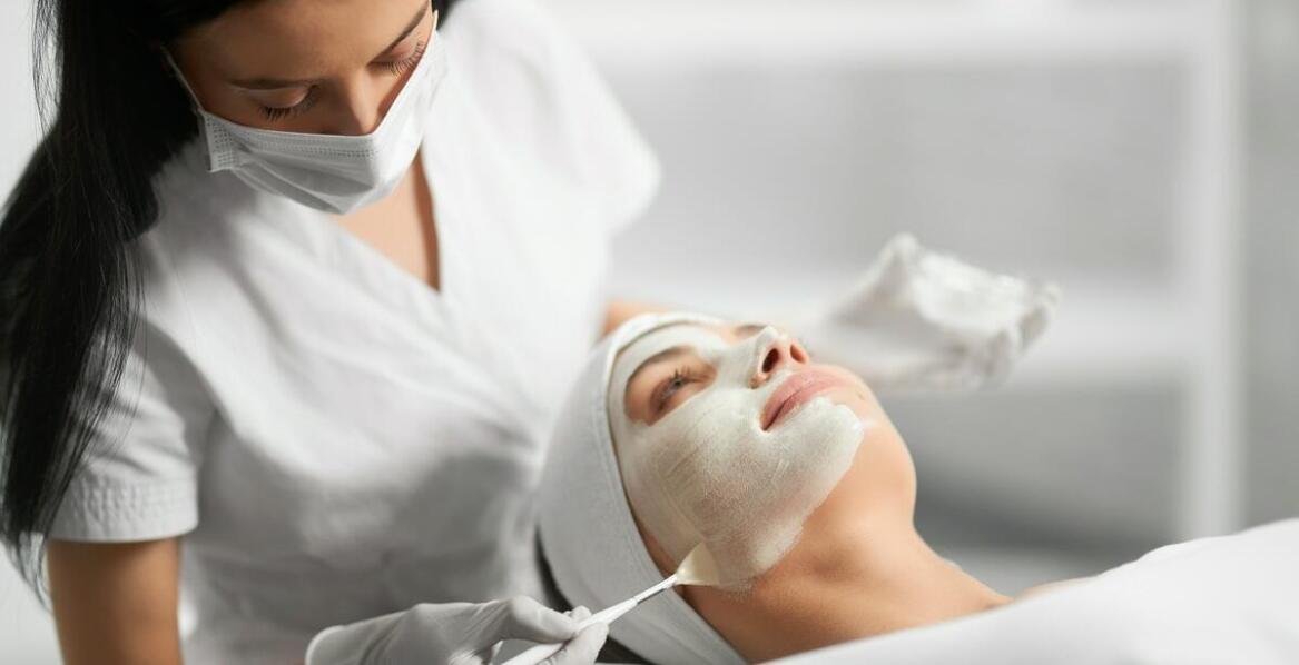 Dlaczego warto zdecydować się na peelingi chemiczne w dermatologii estetycznej?