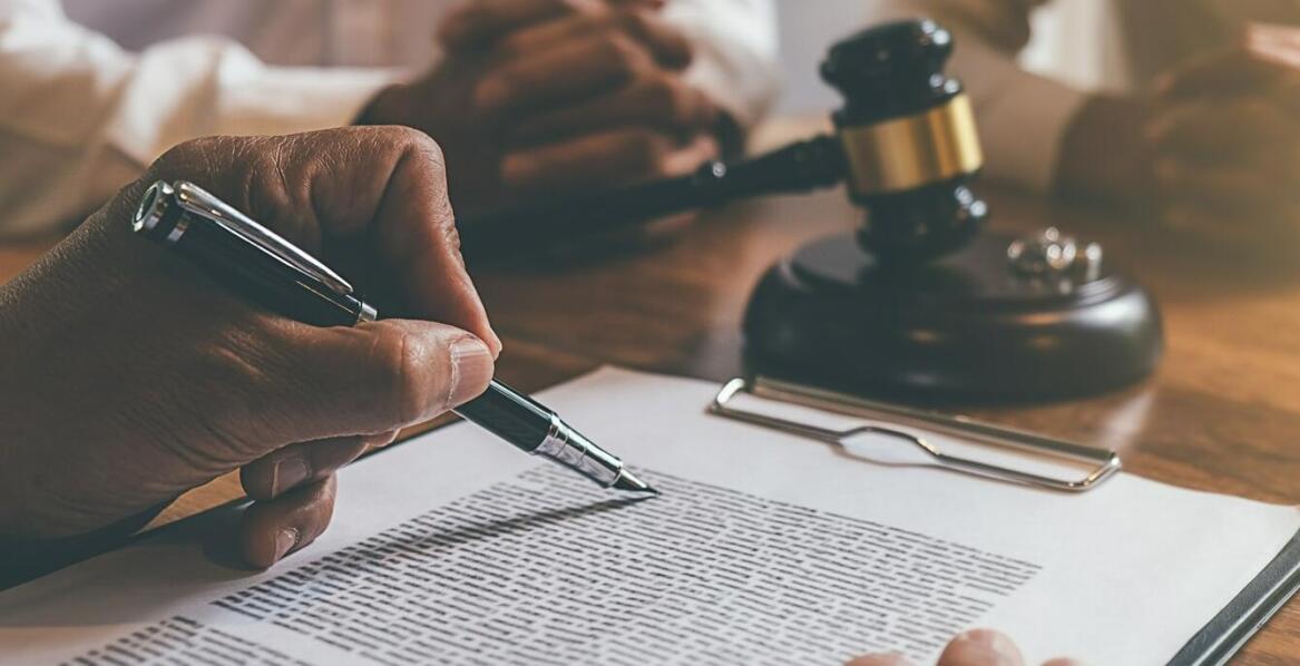 Błędy w umowach cywilnoprawnych. W czym może pomóc prawnik?