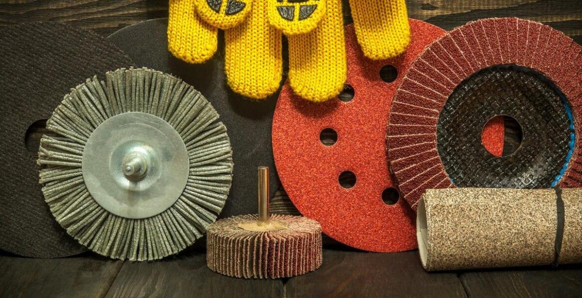 Rola ściernic trzpieniowych z włókniny w procesach polerowania metali – praktyczne wskazówki