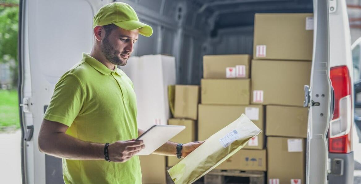 Jak wybrać odpowiednią firmę transportową do przewozu paczek niestandardowych?