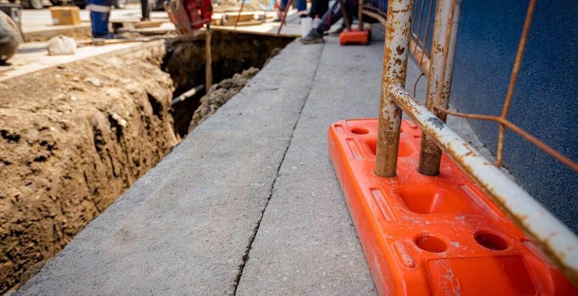 Jakie znaki informacyjne są kluczowe dla bezpieczeństwa na placu budowy?