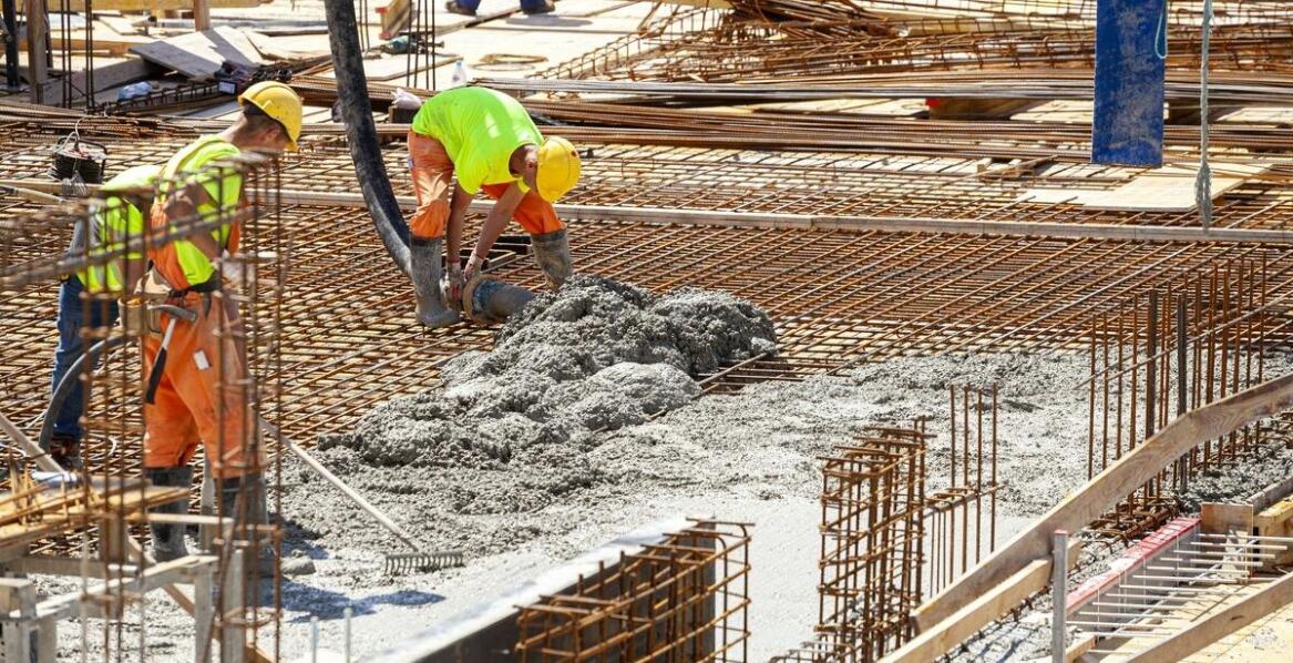 Jak dobrać odpowiednią grubość materiału do skutecznej hydroizolacji fundamentów?