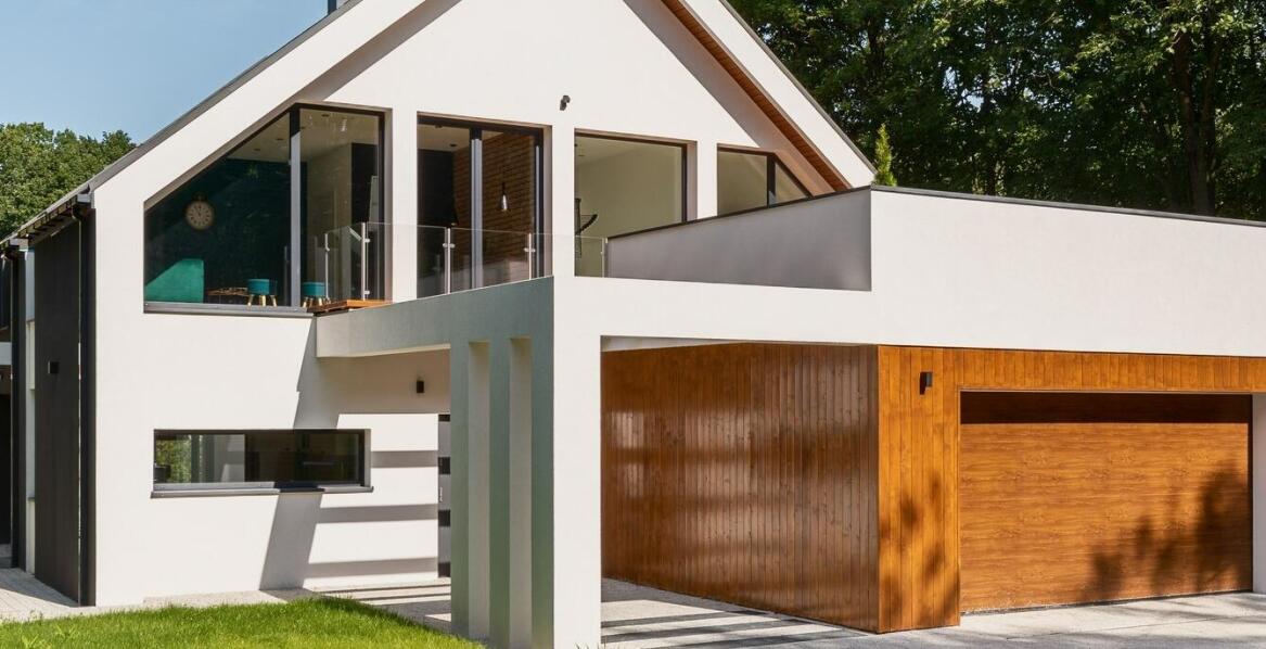 Porównanie bram garażowych uchylnych i segmentowych – co wybrać?