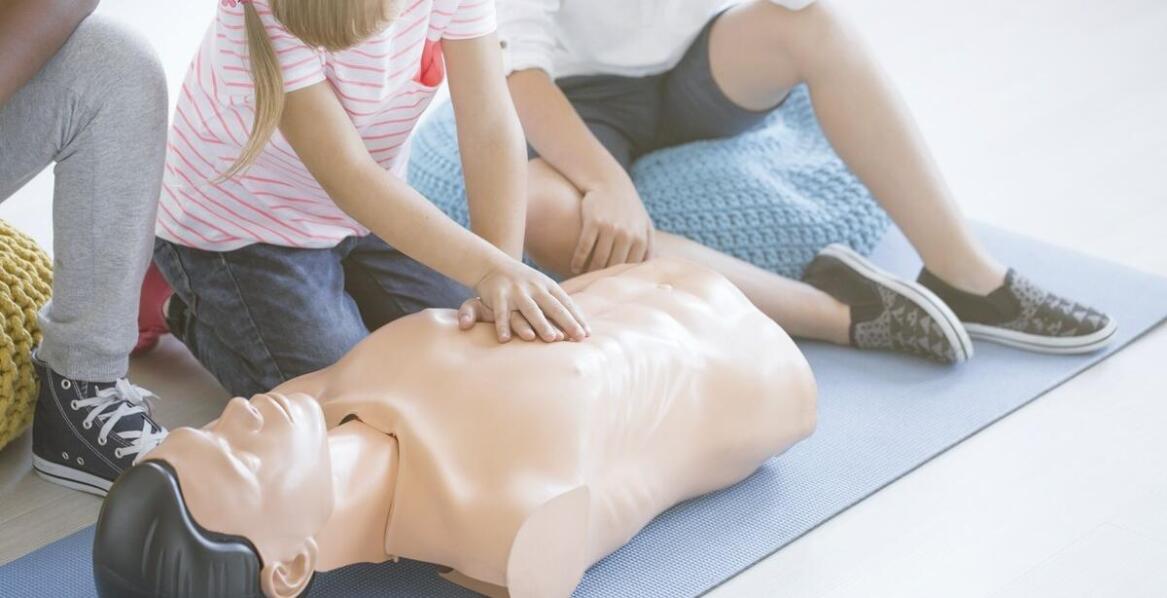 Rola unikalnych symulatorów zagrożeń w szkoleniach z pierwszej pomocy