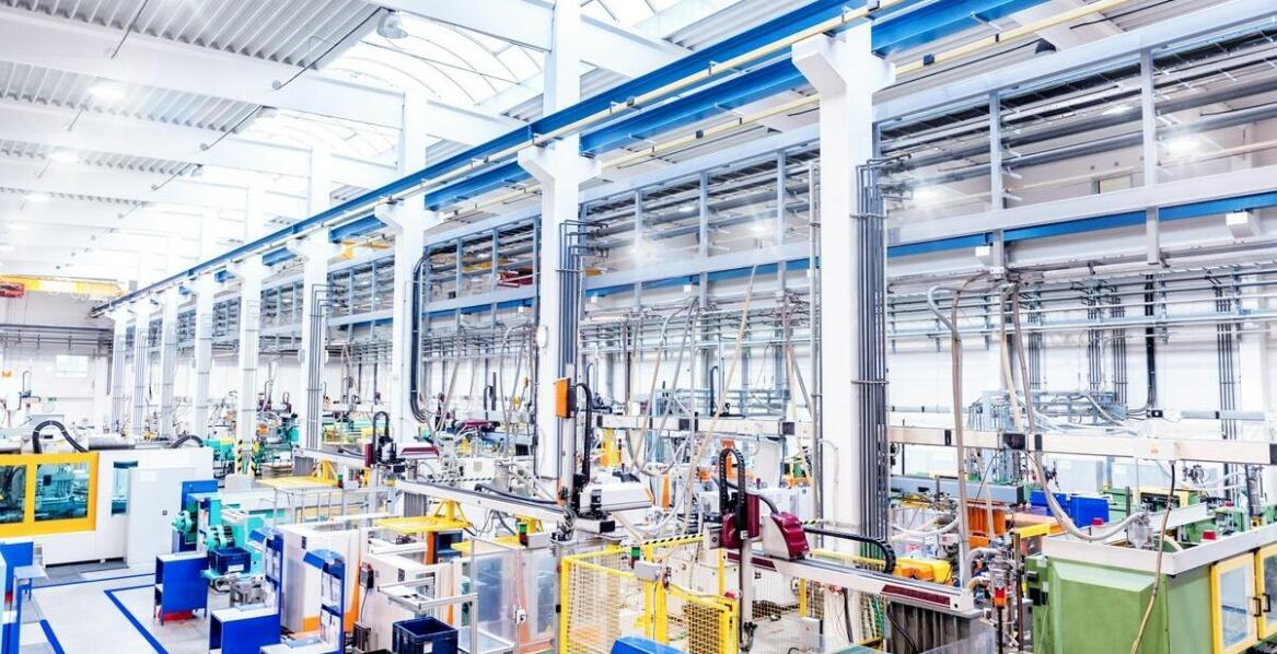 Jak tłocznia blach wpływa na efektywność produkcji dużych zamówień?