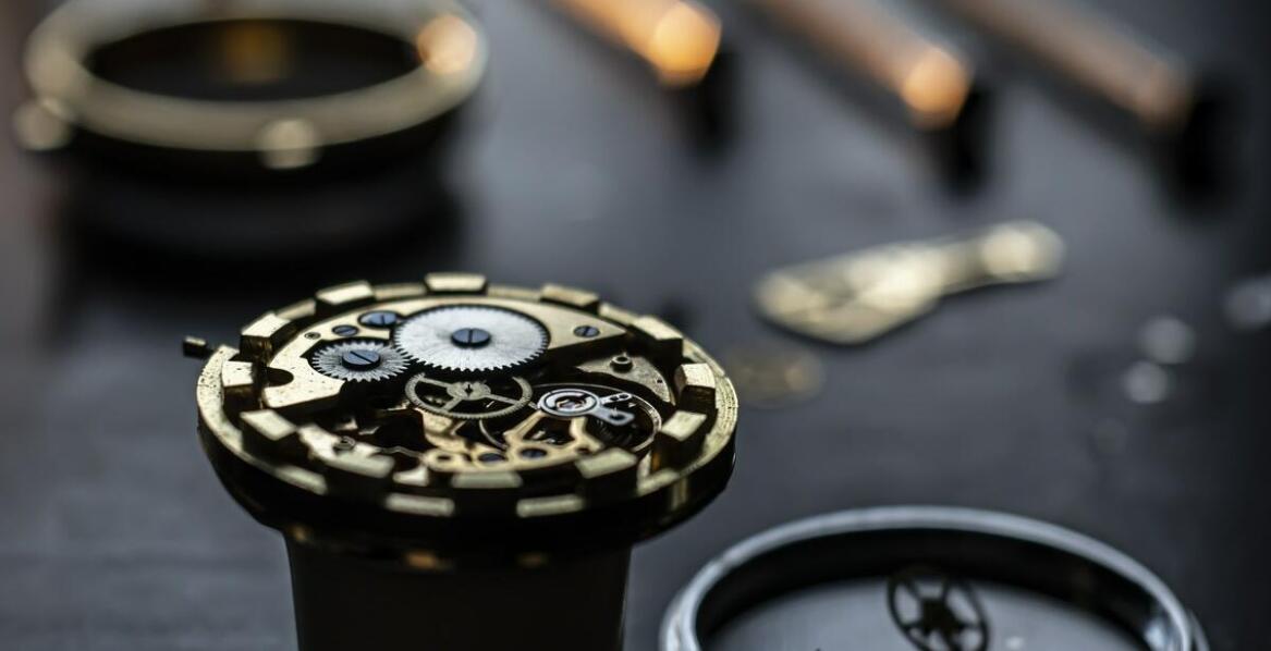 Jak historia wpływa na wartość starych zegarów w antykwariacie?