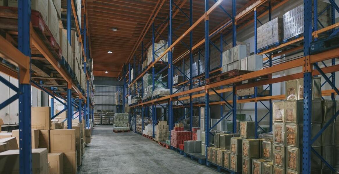 Jak regały magazynowe metalowe pomagają w optymalizacji przestrzeni?