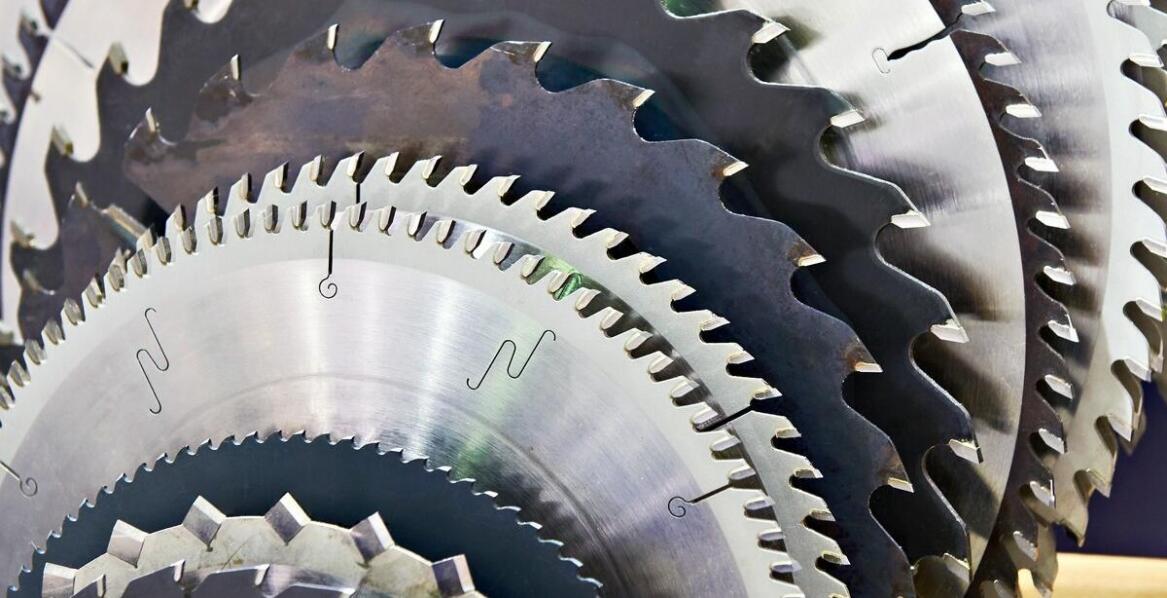 Różnice między tarczami do drewna 600x30 a innymi rozmiarami – co warto wiedzieć?