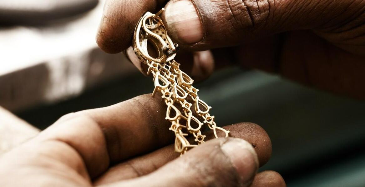 Jak nosić zawieszkę literka J w codziennych stylizacjach?