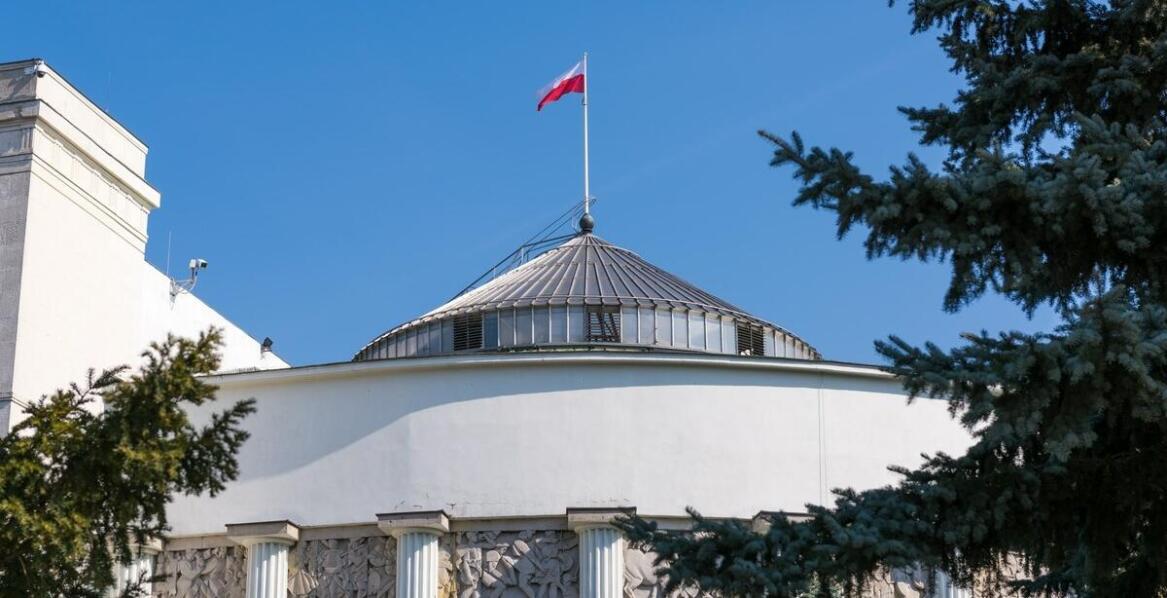 Jakie są korzyści z wyboru masztów flagowych o standardowych długościach?