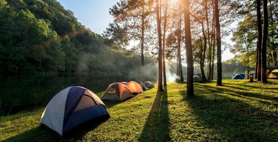 Dlaczego przyczepy kempingowe stają się coraz popularniejsze wśród podróżników?