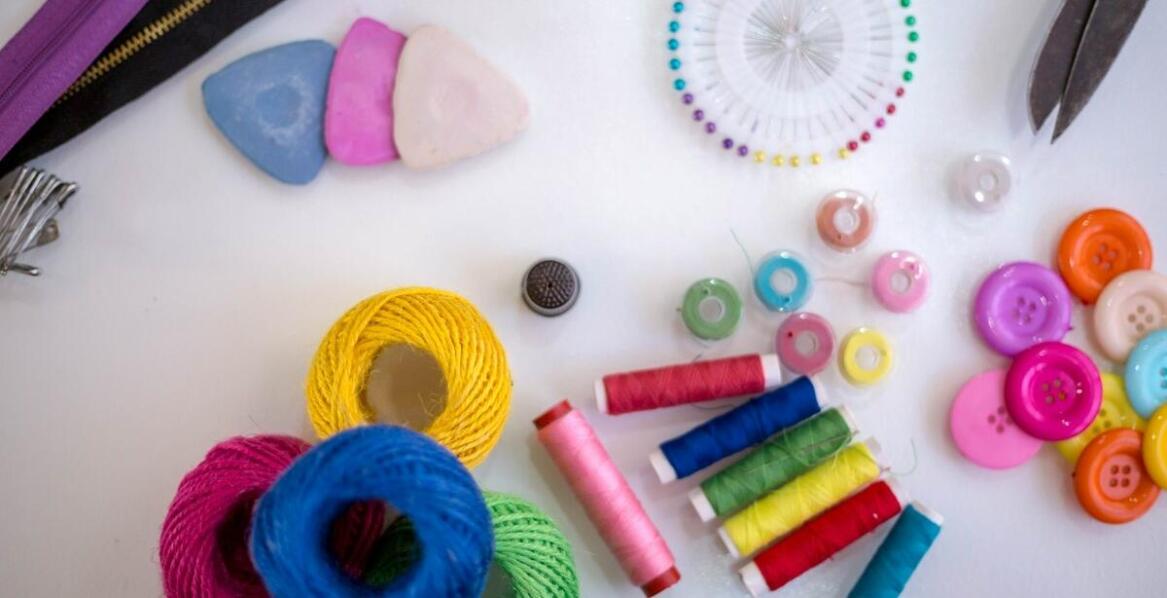 Personalizacja odzieży za pomocą taśmy pasmanteryjnej – co warto wiedzieć?