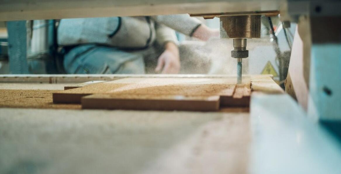 Zastosowanie frezowania CNC w obróbce plexi – korzyści dla firm produkcyjnych