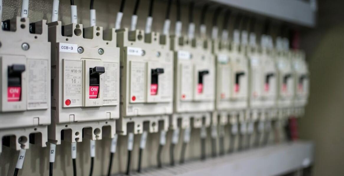 Przekaźniki półprzewodnikowe: wpływ na wydajność i bezpieczeństwo instalacji