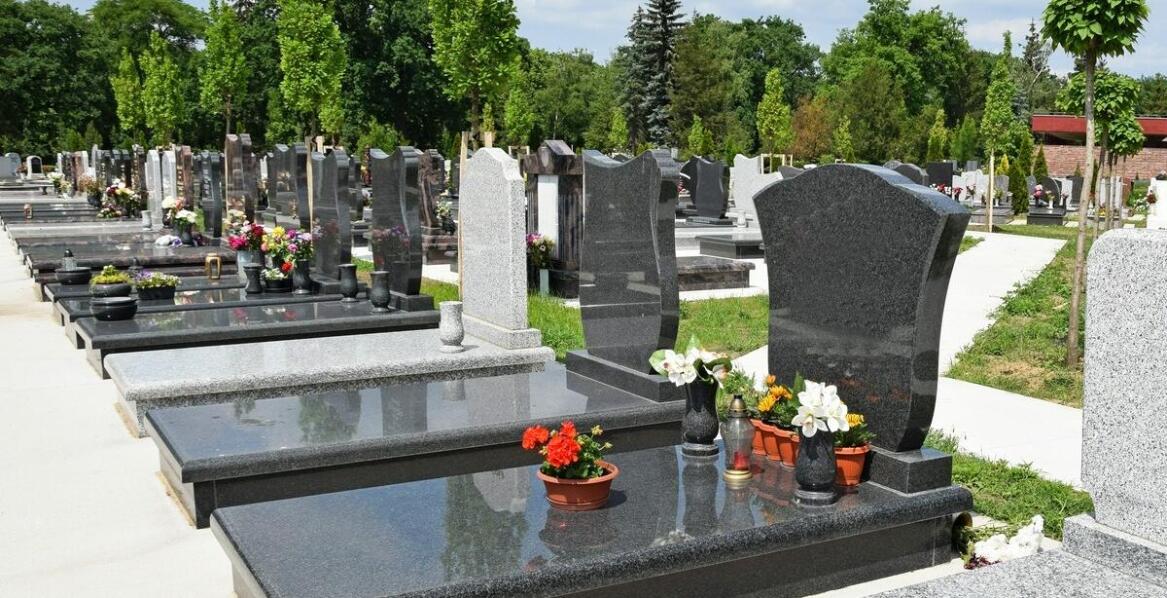 Jak oryginalne projekty nagrobków wpływają na miejsce pamięci?