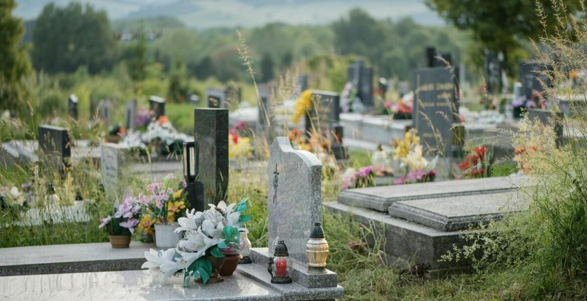 Jakie są dodatkowe koszty związane z zakupem ławki na cmentarz?