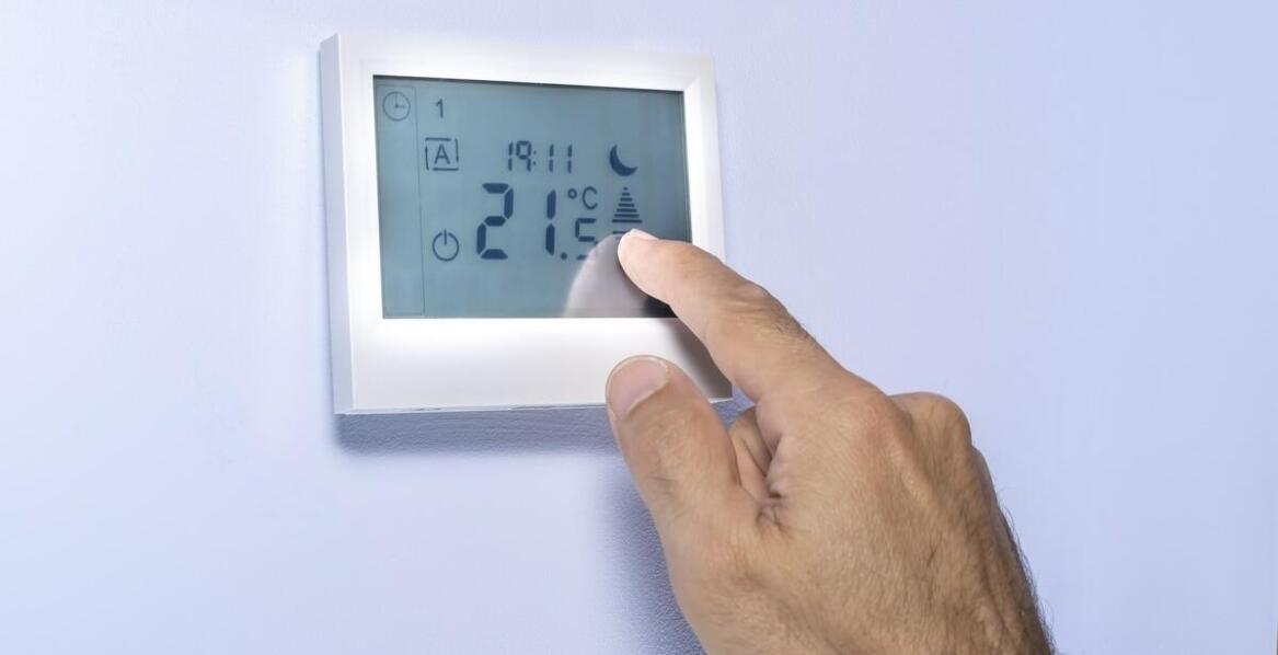 Jakie zalety niesie ze sobą zdalne sterowanie termostatem pokojowym w systemie iryd?