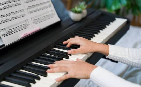 Jakie są najczęstsze problemy podczas nauki gry na gitarze elektrycznej i jak je rozwiązać?