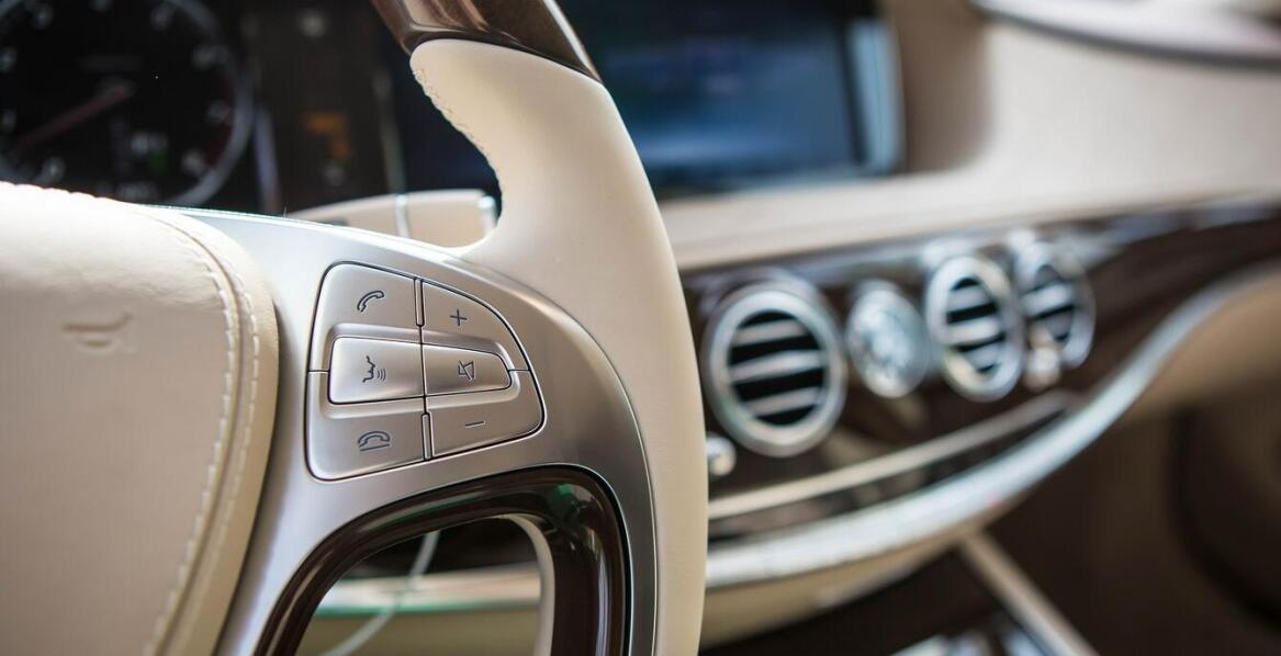 Jakie są korzyści z wymiany elementów wyposażenia wnętrza samochodu?