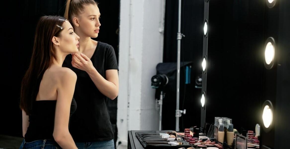 Parasolka fotograficzna w zestawach oświetleniowych – co warto wiedzieć przed zakupem?