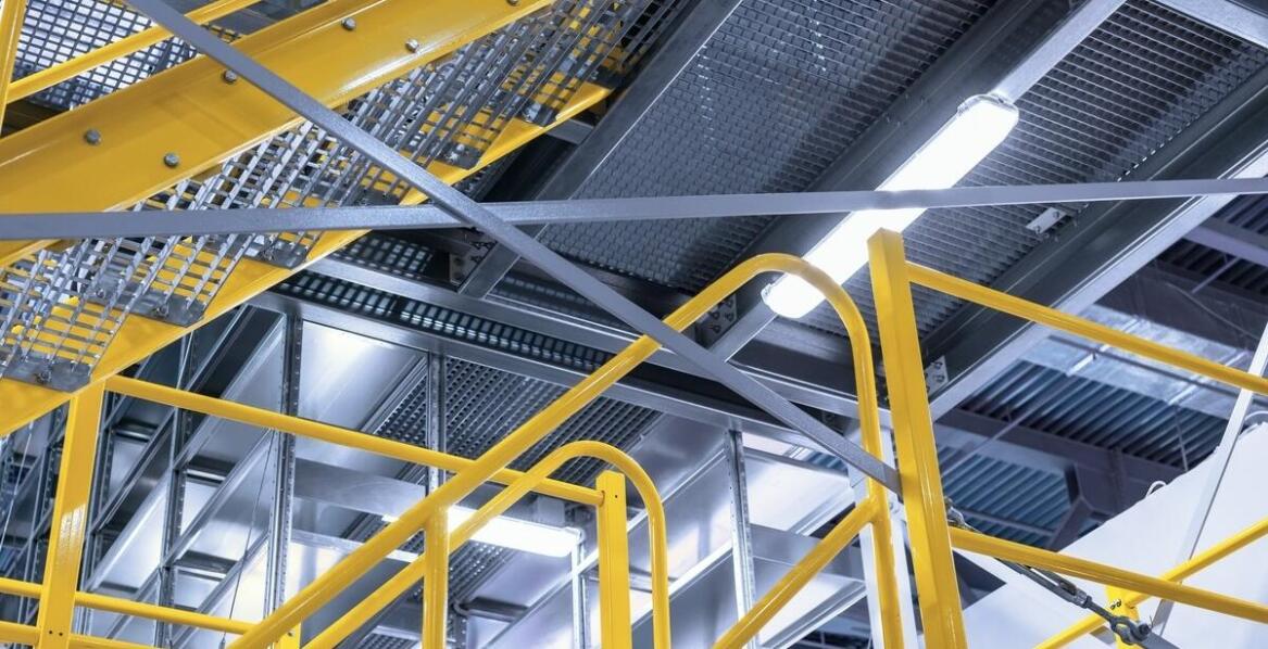 Dlaczego drabina aluminiowa 12m to niezbędne narzędzie dla ekip remontowych?