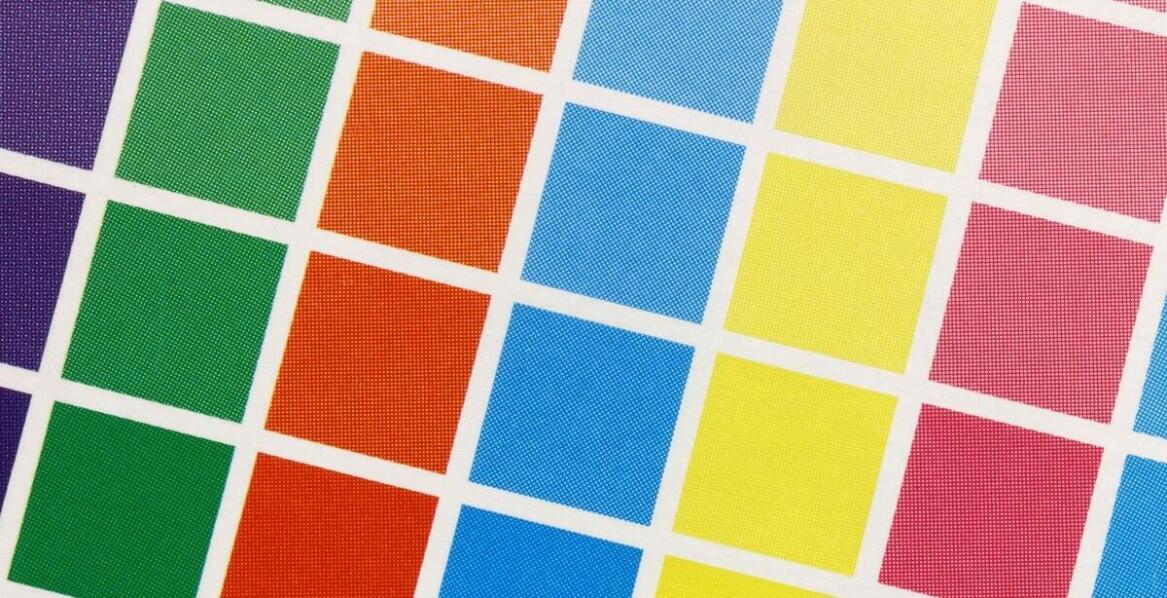 Jak wykorzystać naklejki na witrynę sklepową w kampaniach sezonowych?