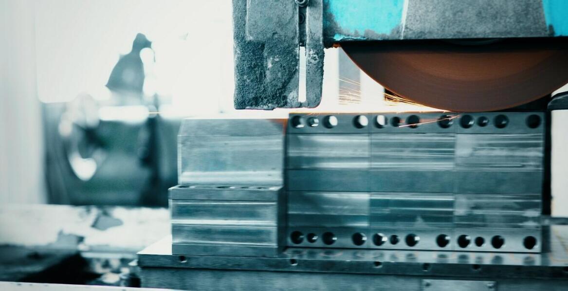 Jakie są zalety automatyzacji procesów cięcia z użyciem pił?