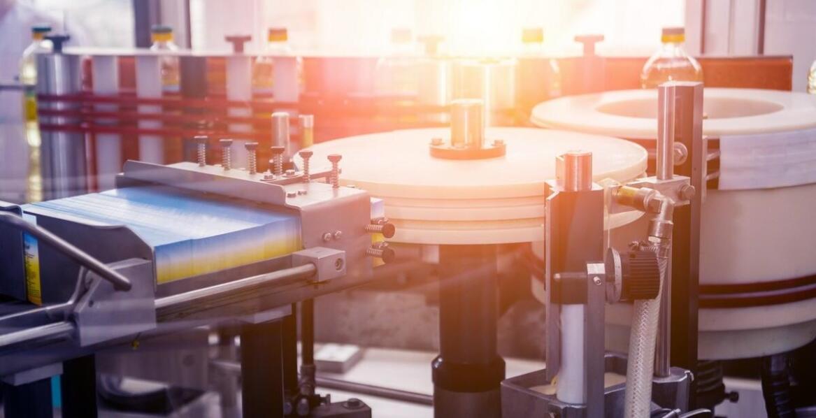 Jakie elementy wpływają na wybór maszyn do pakowania dla transportu żywności?